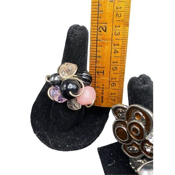 Lot of four rings two stretchy and two silver tone wire brown enamel, silver flo - Picture 7 of 7